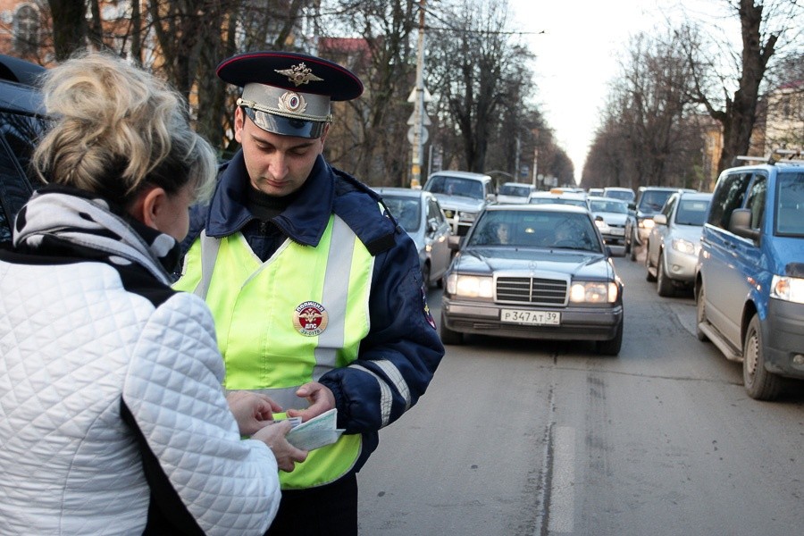 Автоинспекторам запретили курить и грубить водителям