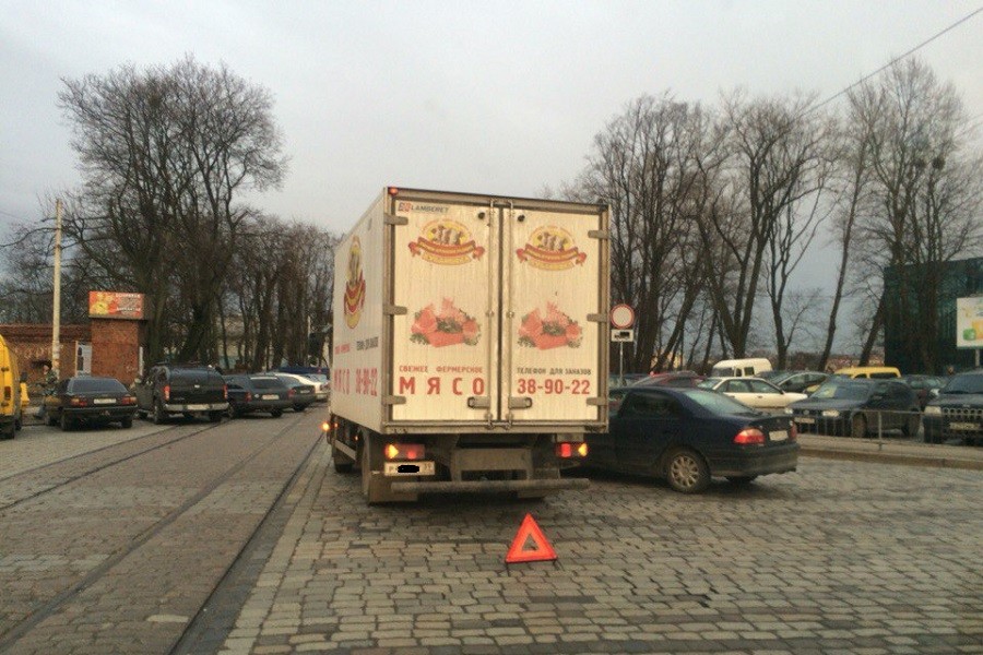 Из-за ДТП с участием грузовика и легковушки блокировано движение на Пролетарской (фото)