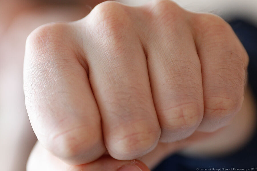 Порвал рубашку, ударил в лицо: пассажир напал на водителя автобуса и попал под статью