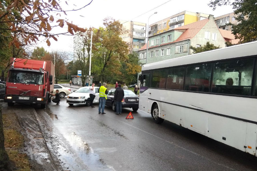 На Нарвской столкнулись два авто, застряли грузовик и рейсовый автобус (фото)