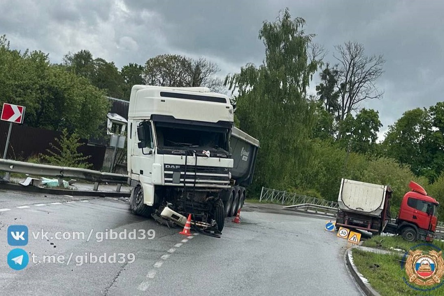 В Гурьевском районе затруднено движение из-за столкновения двух грузовиков в п. Рыбное (фото)