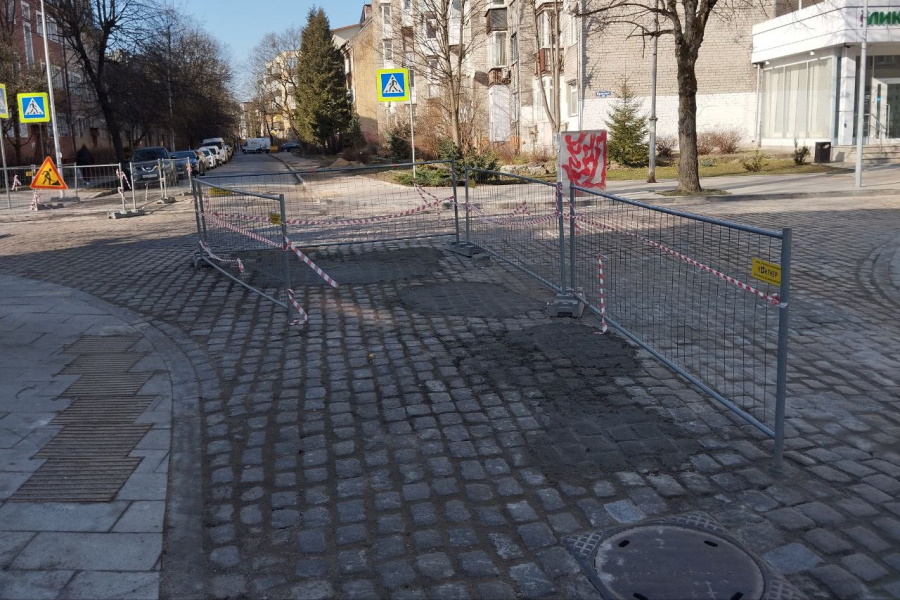 На улице Красной через год после открытия начали устранять дефекты (фото)