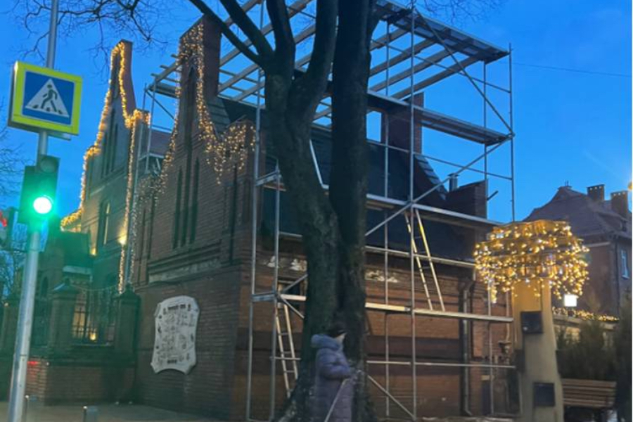 В Зеленоградске начали ремонтировать историческое здание почтамта