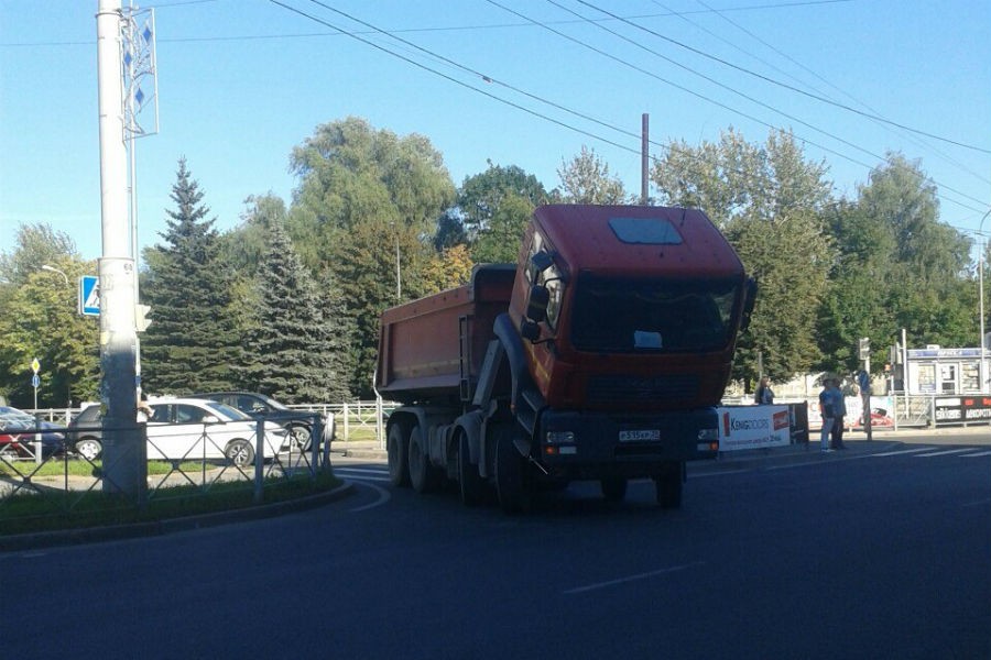 Сломавшийся грузовик перекрыл съезд с моста на Сельме (фото)