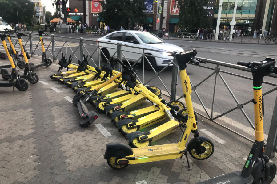 Губернатор поручил разработать предложения по ограничению скорости самокатов