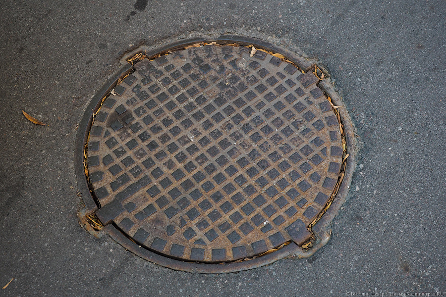 В Черняховске на нескольких улицах ночью исчезли чугунные крышки с канализационных люков (фото)