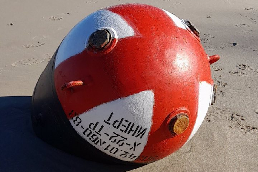 На пляж Куршской косы выбросило морскую мину (фото)
