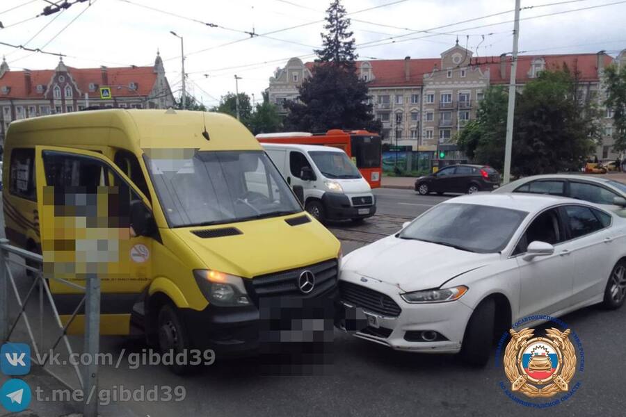 В центре Калининграда произошло ДТП с маршруткой, есть пострадавшие (фото)