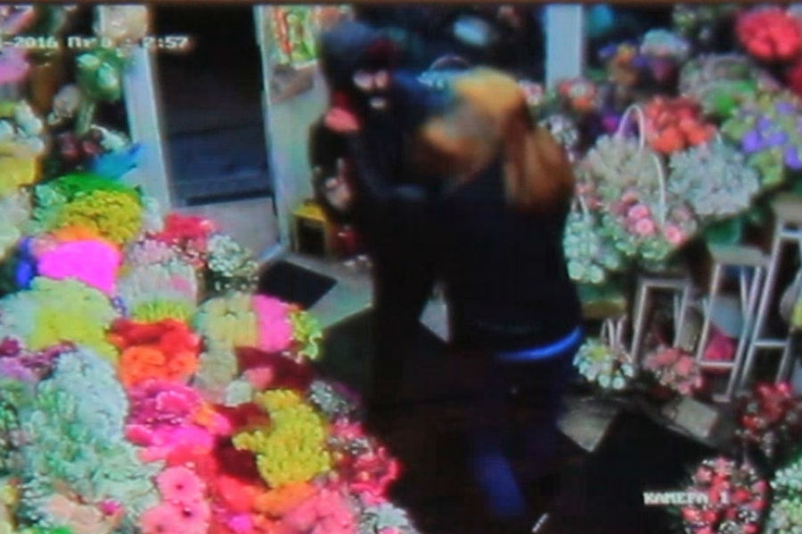 Калининградец в маске с пистолетом нападал на цветочные салоны ради букетов (фото)