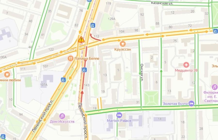У Дома искусств легковой автомобиль врезался в пассажирский автобус (фото)