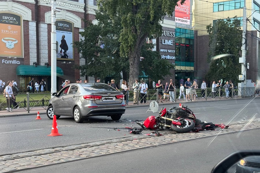 В центре Калининграда произошло смертельное ДТП с мотоциклистом, движение затруднено