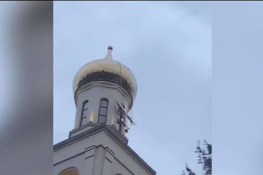 В Калининграде штормовой ветер сорвал крест с купола храма на проспекте Мира (фото)