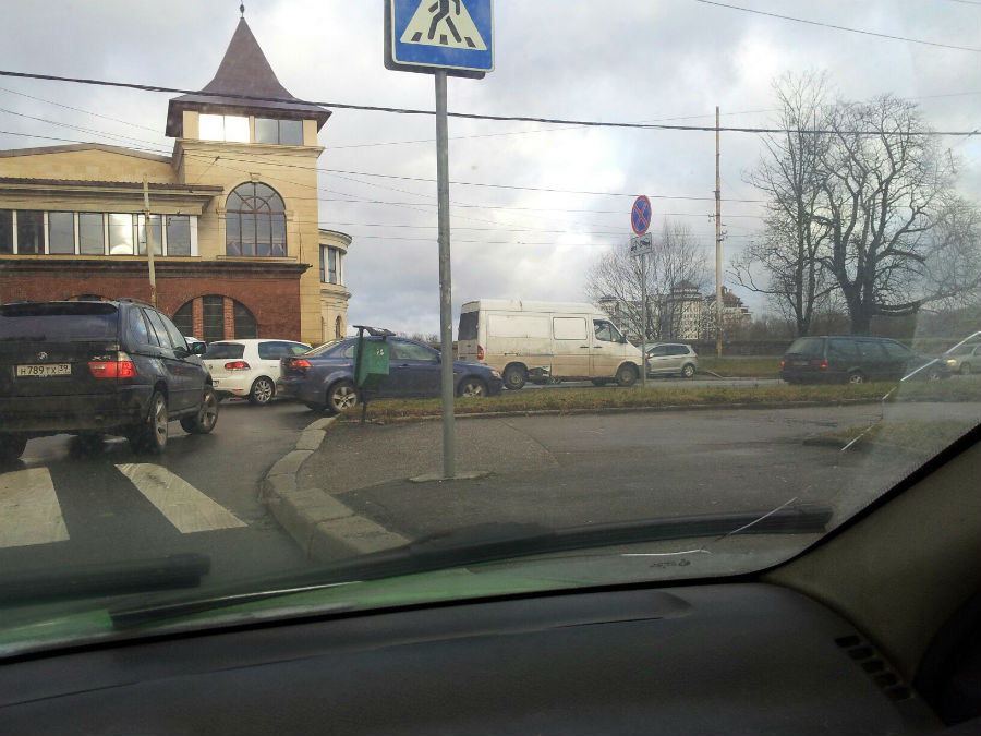 Очевидец: на ул. Черняховского легковой автомобиль «выгрыз» кусок микроавтобуса (фото)