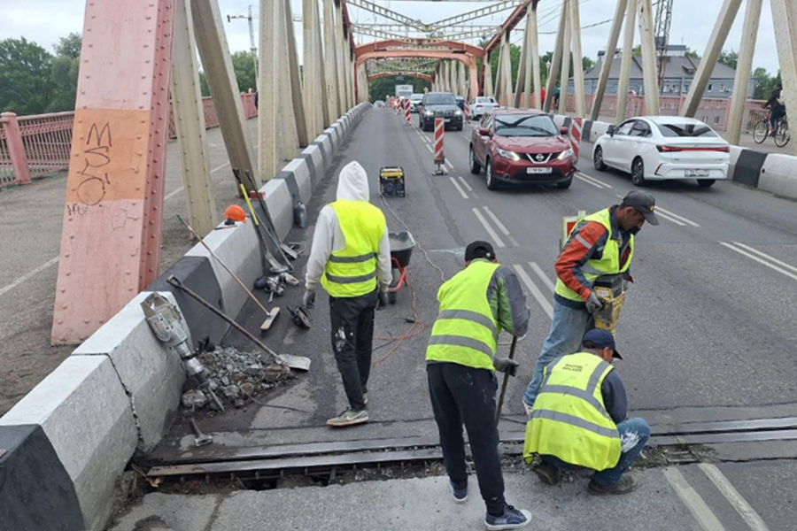 Горвласти назвали дату возобновления движения на всех полосах моста на Киевской