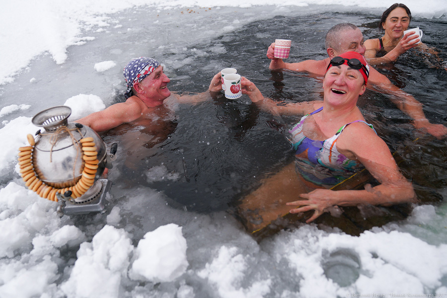 Самовар и прорубь: как проводят зиму калининградские моржи
