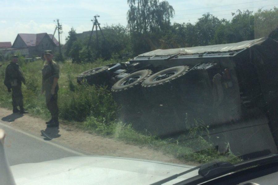 На Большой Окружной военный «Камаз» съехал в кювет (фото)