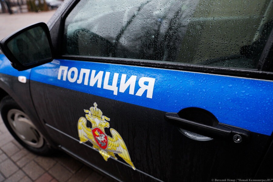 В Немане безработный мужчина выбил дверь соседа ради чайника, телефонов и одежды