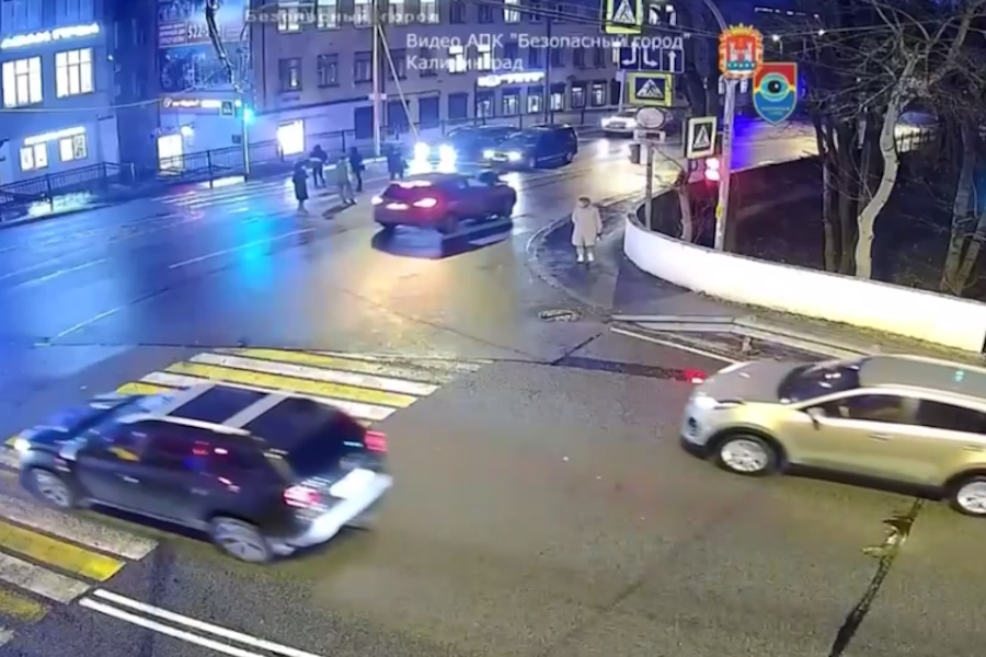 В Калининграде на пешеходном переходе сбили подростка на самокате (видео)