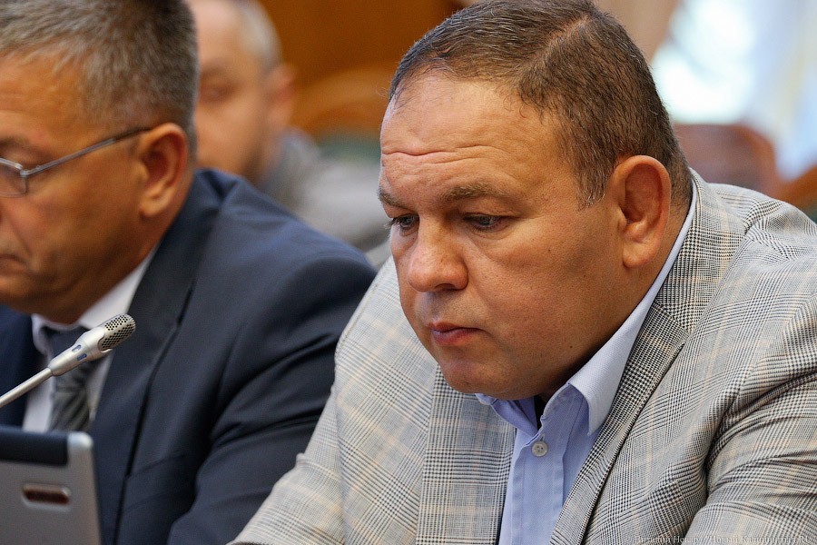 Шумилин о бюджетных расходах: спуститесь на землю, у нас окна в лицее выпадают