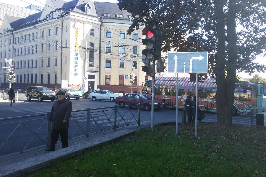 На перекрестке Гвардейского и Театральной запретили поворот к площади Победы (фото)
