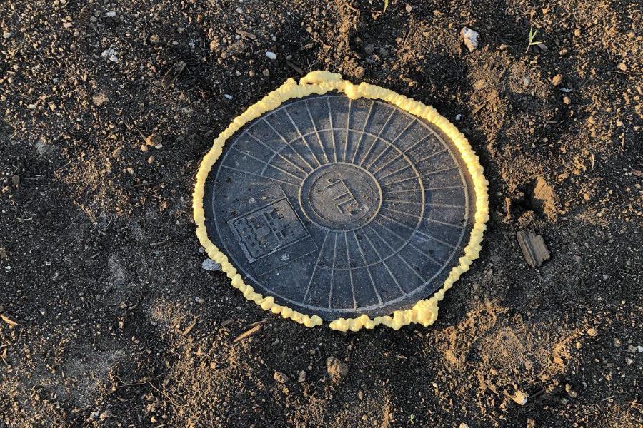 В Калининграде у нового стадиона «запенили» канализационные люки (фото)