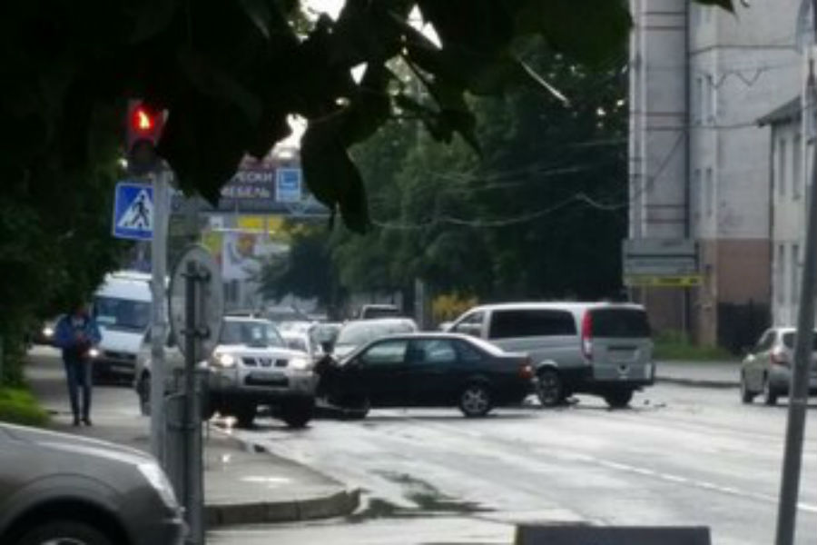 Движение в сторону Балтийска сильно затруднено из-за аварии (фото)