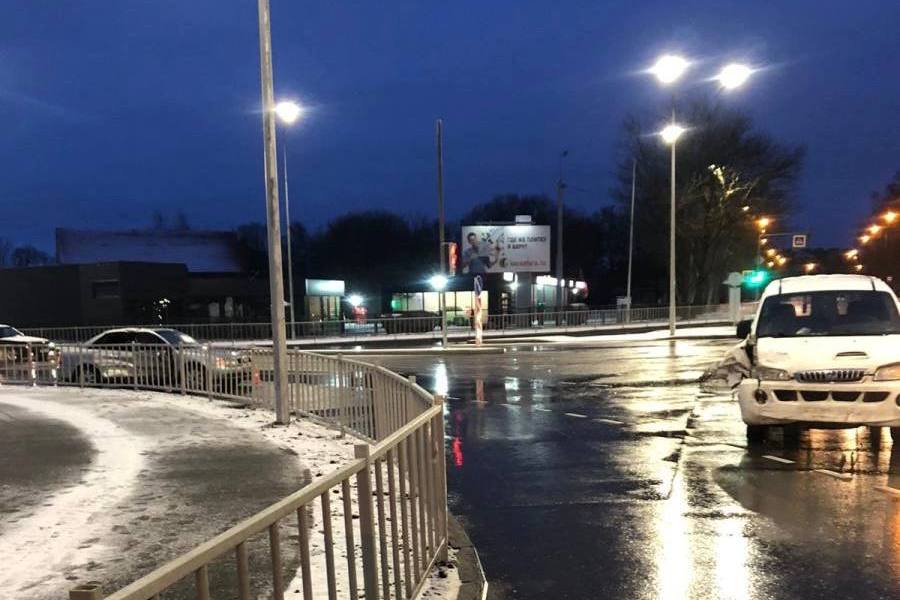 В Калининграде на ул. Суворова столкнулись «Ауди» и «Хендэ», пострадала женщина (фото)