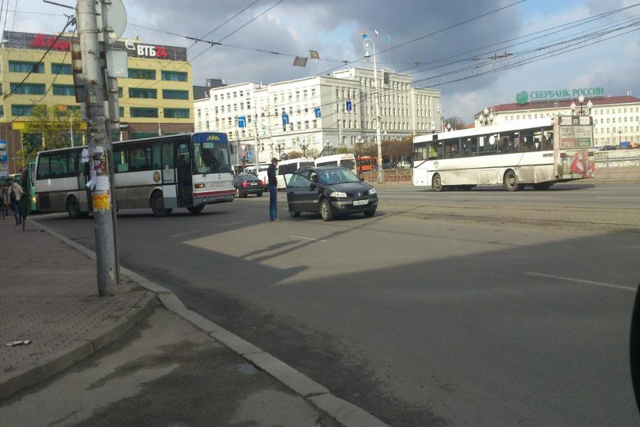 В центре города автобус столкнулся с «Рено» (фото)