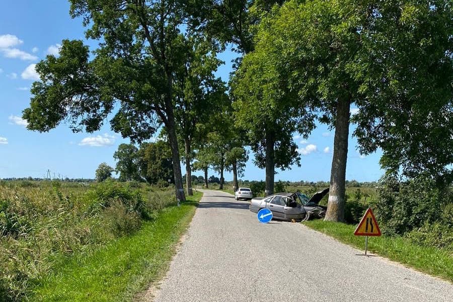 Под Славском «Опель» дважды врезался в дерево, пострадал водитель (фото)