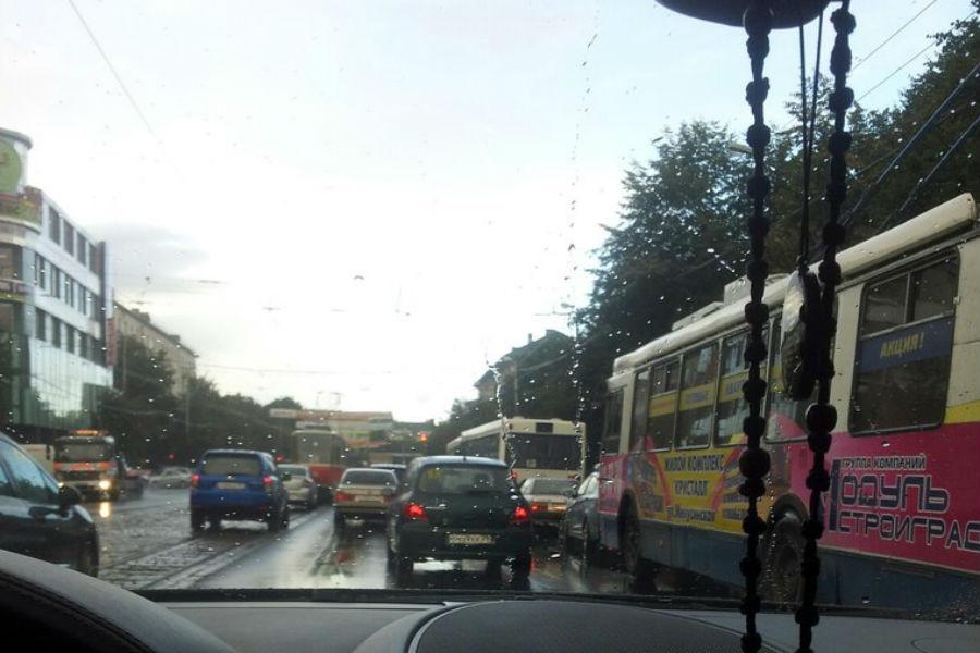 На Ленинском проспекте столкнулись «Ауди» и рейсовый автобус