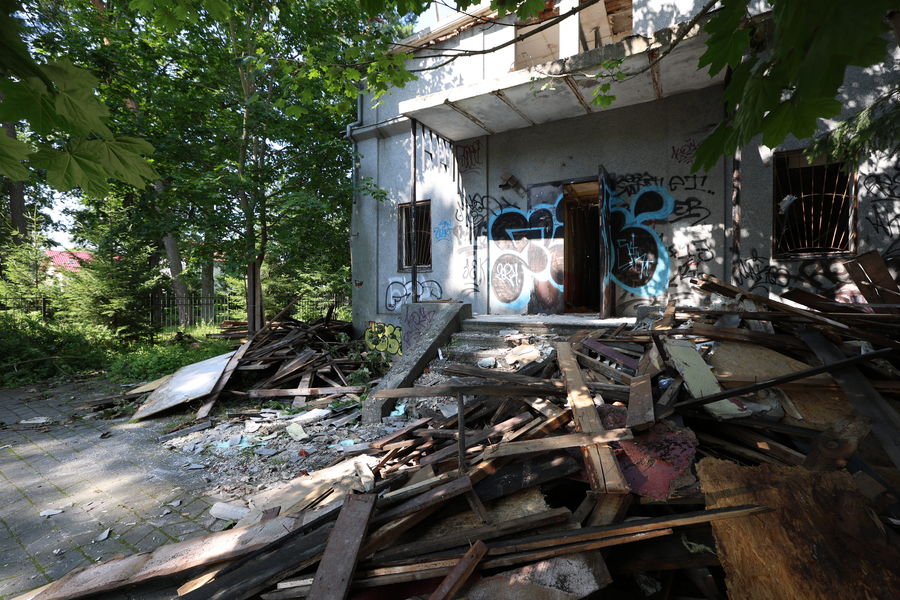 В микрорайоне Космодемьянского на месте отделения полиции хотят сделать парковку (фото)