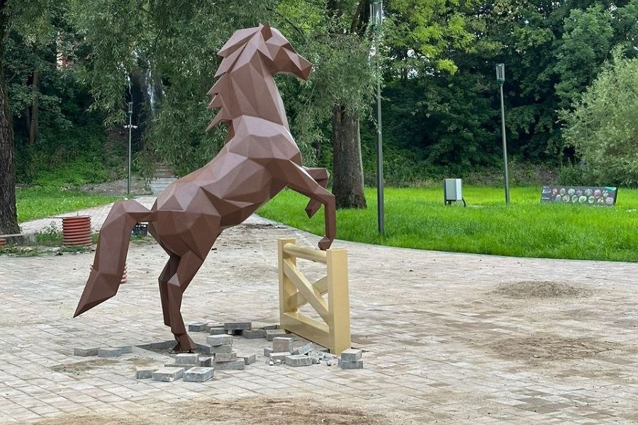 В Черняховске устанавливают «величественного коня» в память об истории города (фото)