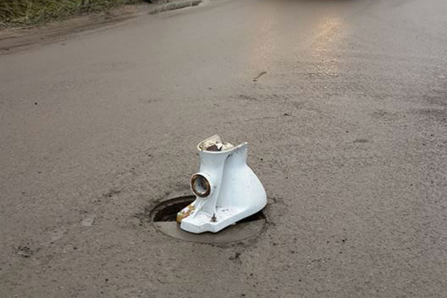 Очевидцы: в Немане коммунальщики «пометили» открытый люк унитазом (фото)