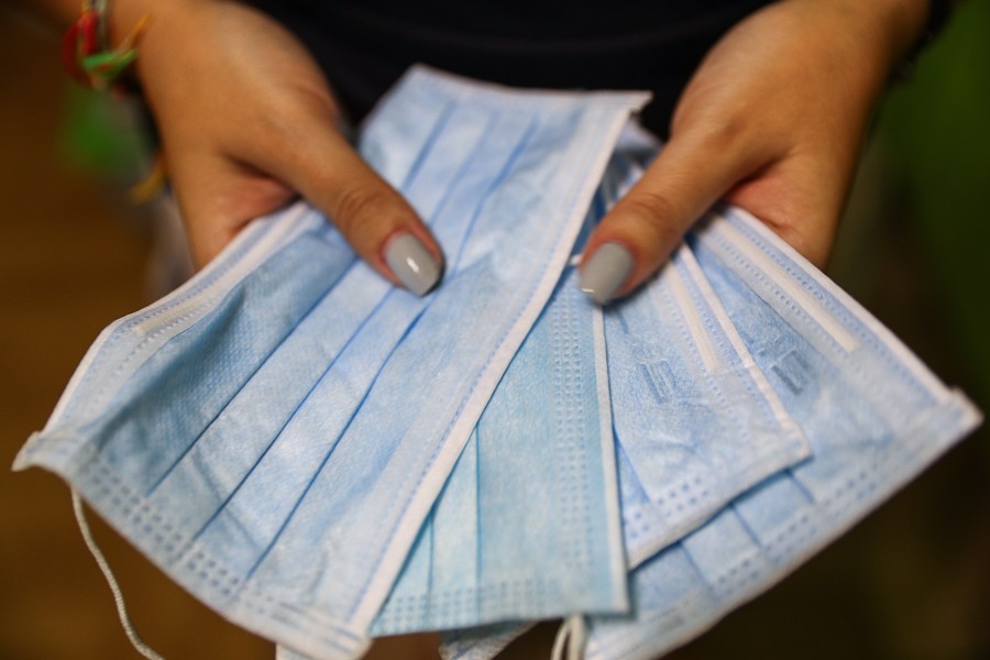 Роспотребнадзор о нехватке масок: если вы сидите дома, они вам не нужны. Вот и сидите