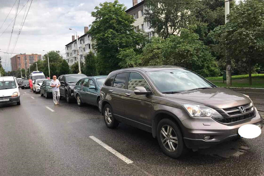 В ДТП с 5 авто на Горького пострадала пассажирка одной из машин