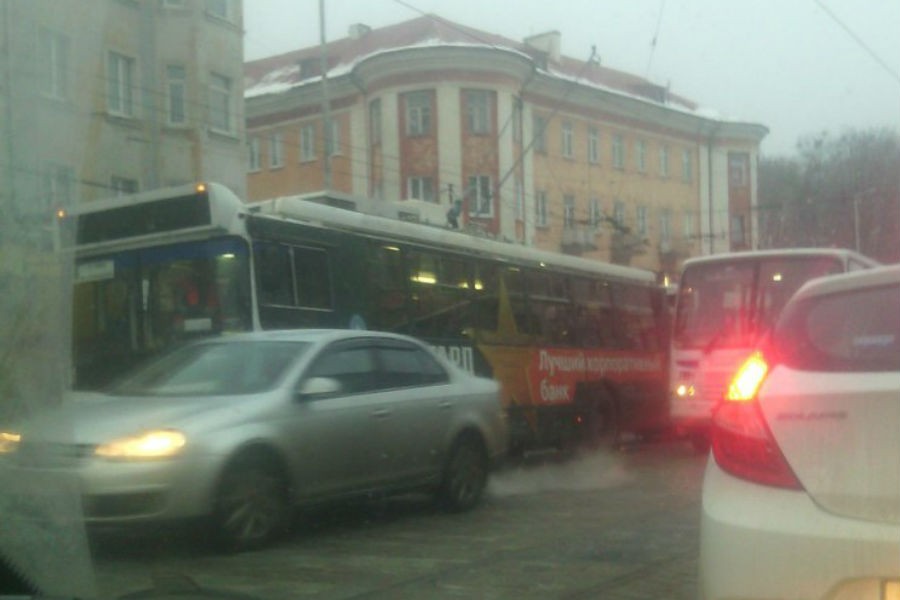 Автомобилисты сообщают о пробке на пр. Мира из-за вставших троллейбусов (фото) 