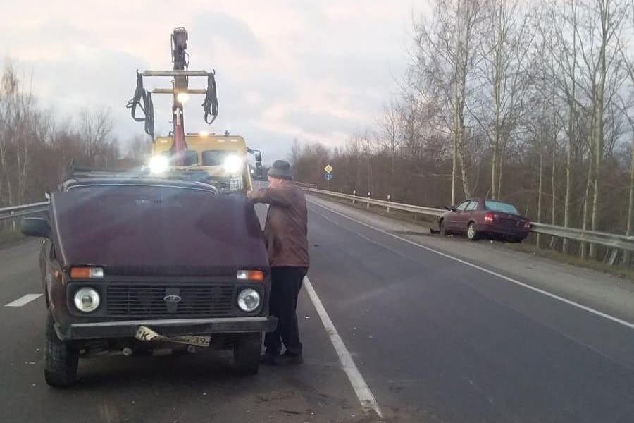 На Окружной пьяный водитель «Мазды» выехал на встречную и врезался в ВАЗ (фото)