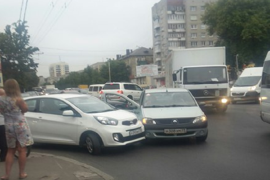 На Моспроспекте столкнулись учебное авто и «КИА», движение затруднено (фото)