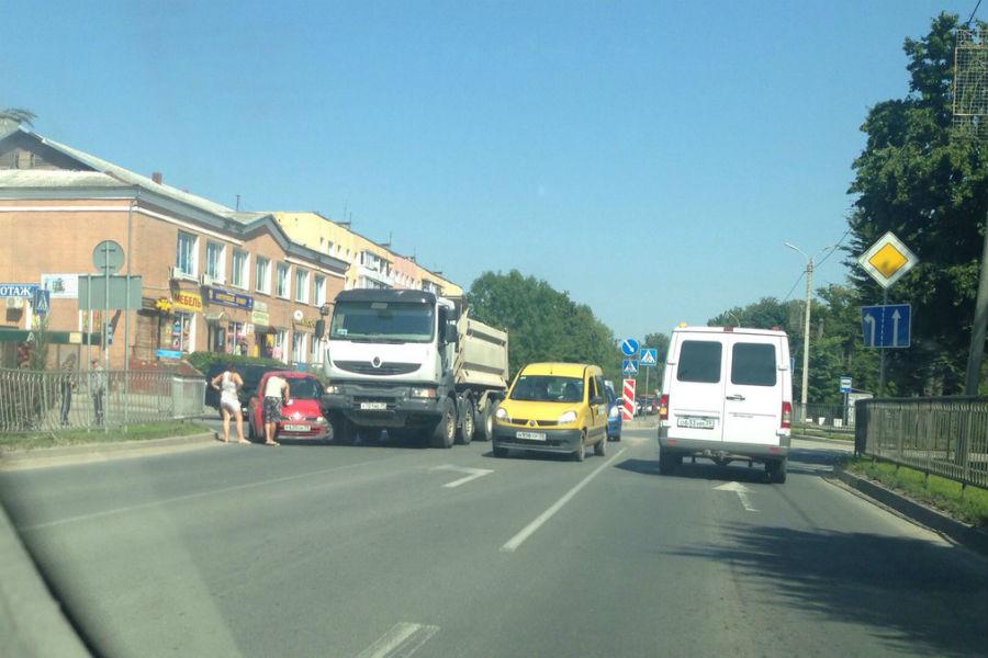 В Гурьевске столкнулись легковушка и фура, собирается пробка (фото)