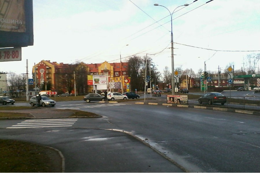 На ул. Борзова столкнулись «Рено» и «Шкода» (фото)