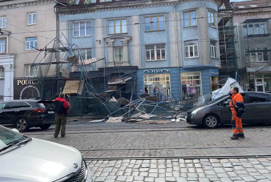 В Калининграде при ремонте исторического здания обвалились строительные леса (фото) (дополнено)
