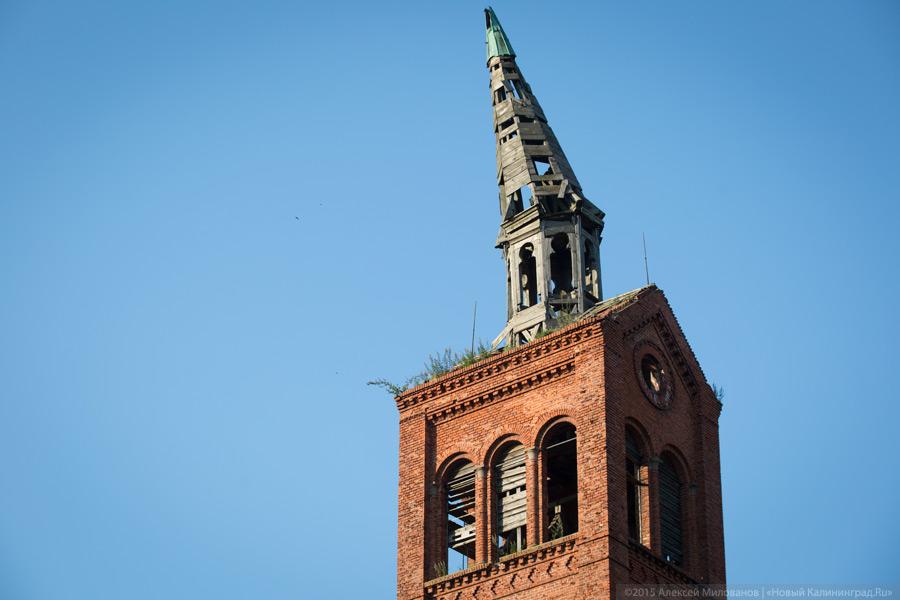 Под падающим шпилем: что власти хотят сделать с кирхой в Озерске