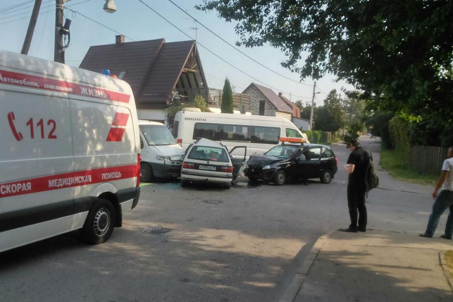 Очевидец: в Калининграде в ДТП с участием такси пострадали четверо (фото)