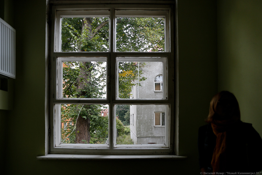 УМВД: выпавшую из окна на Батальной девочку мама ненадолго оставила дома одну