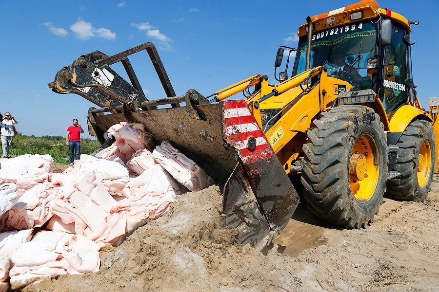 210 кг «санкционки» из Калининграда засыпали хлоркой и закопали на скотомогильнике