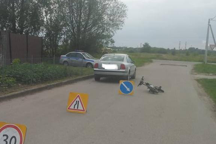 Под Калининградом женщина на электровелосипеде врезалась в машину