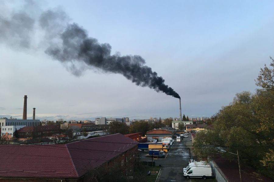 «Теплосети» объяснили густой черный дым из трубы в районе Сельмы (фото)