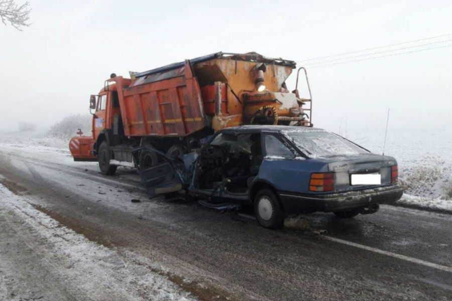Под Славском «Форд» врезался в неподвижный «Камаз», водитель в больнице (фото)
