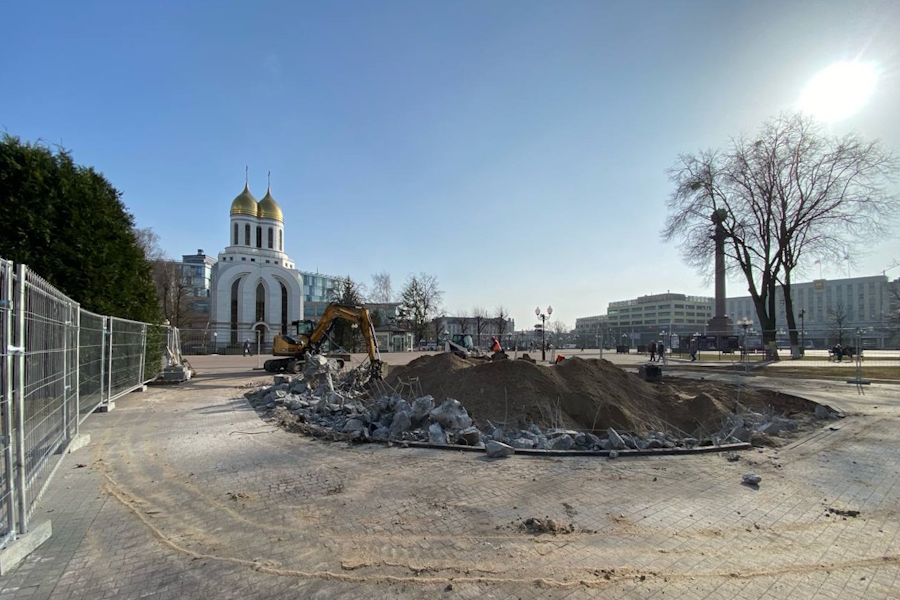 Кропоткин пообещал разобраться с демонтажем постамента на площади Победы