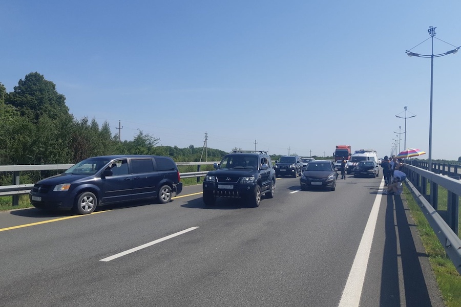 ГИБДД заявляет о том, что начала штрафовать за движение по обочине на Приморском кольце